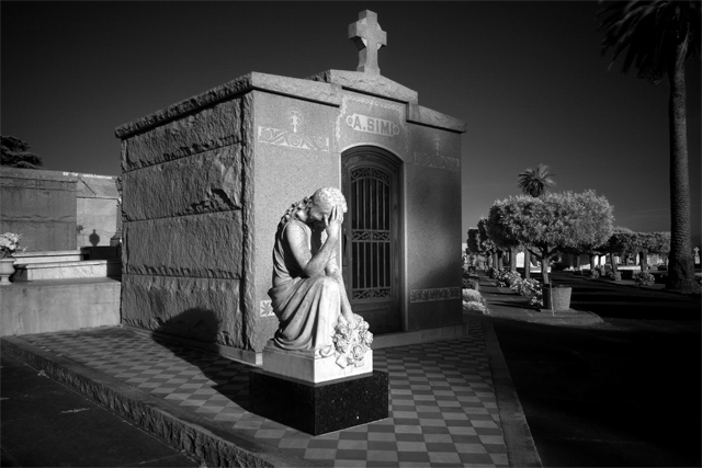 _MG_0037 webcopy monument depicting a woman weeping in front of a small private mausoleum